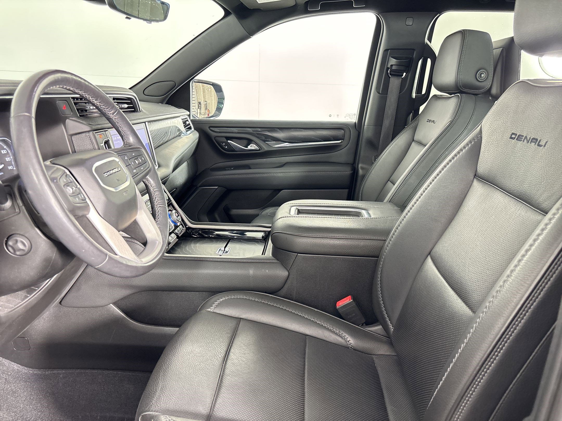 Used 2021 GMC Yukon XL Denali w/ Denali Premium Package RWD image 5