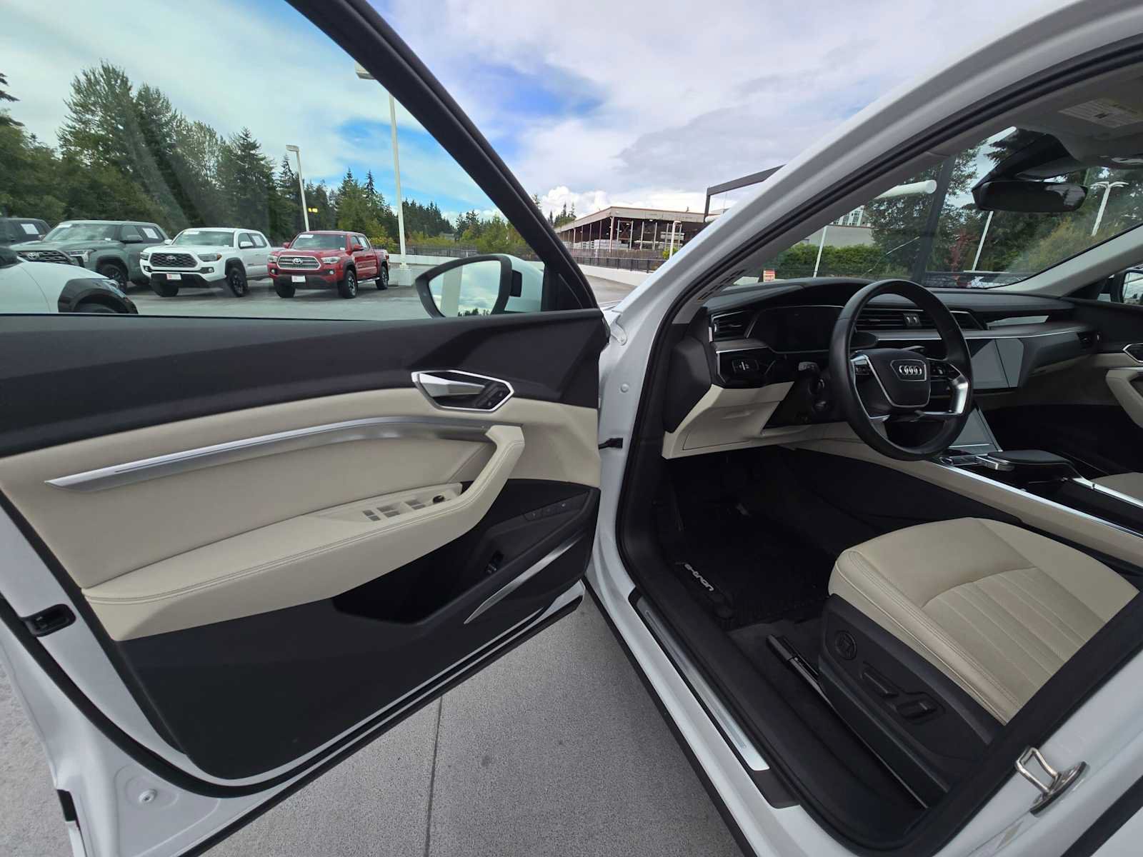 Used 2024 Audi Q8 e-tron Premium Plus w/ Premium Plus Package AWD/4WD image 20