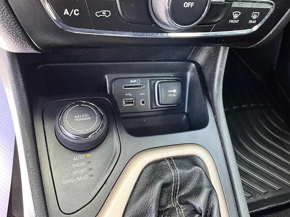 Used 2014 Jeep Cherokee Latitude AWD/4WD image 21
