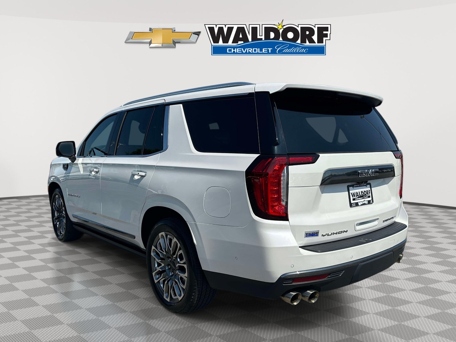 Used 2023 GMC Yukon Denali Ultimate w/ LPO, Floor Liner Package AWD/4WD image 4