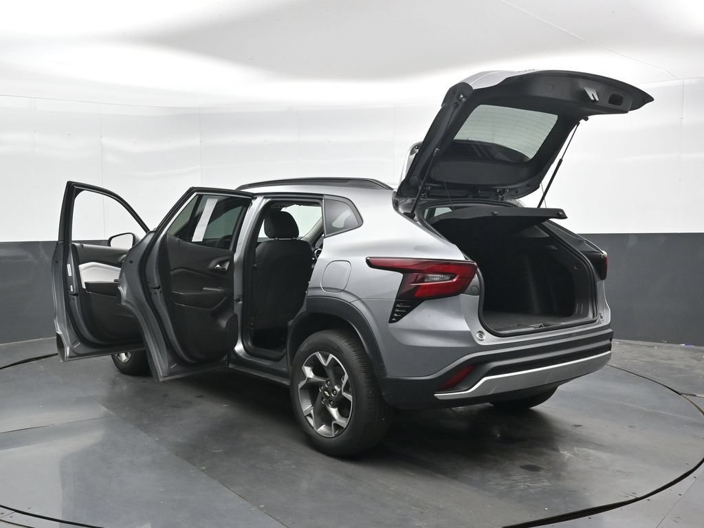 Used 2025 Chevrolet Trax LT w/ LT Convenience Package FWD image 47