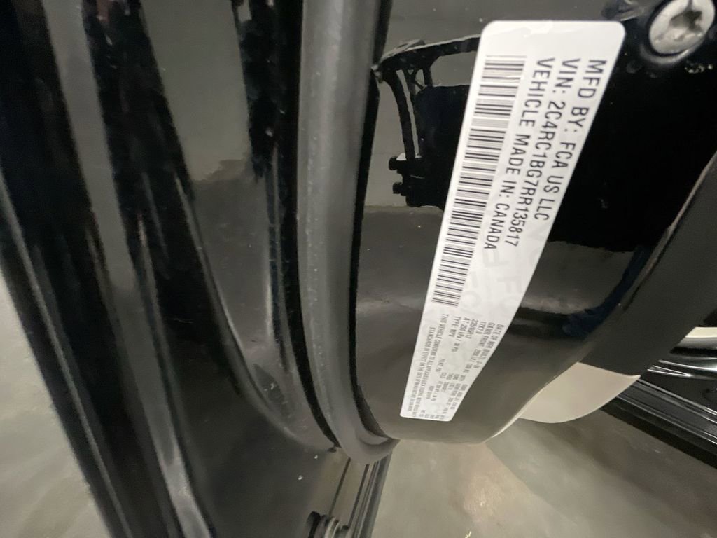 Used 2024 Chrysler Pacifica Touring-L image 32