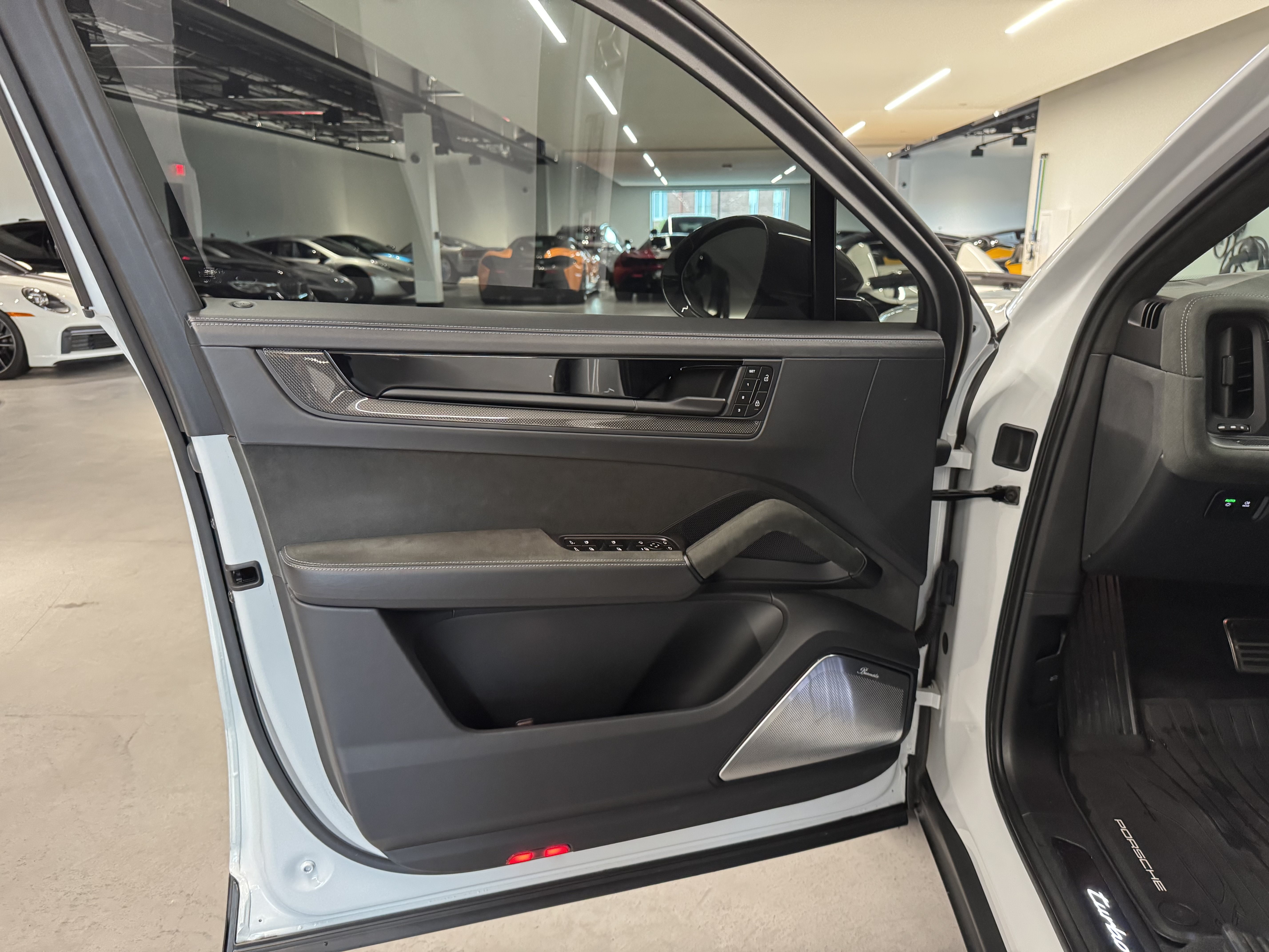 Used 2024 Porsche Cayenne Turbo GT AWD/4WD image 9