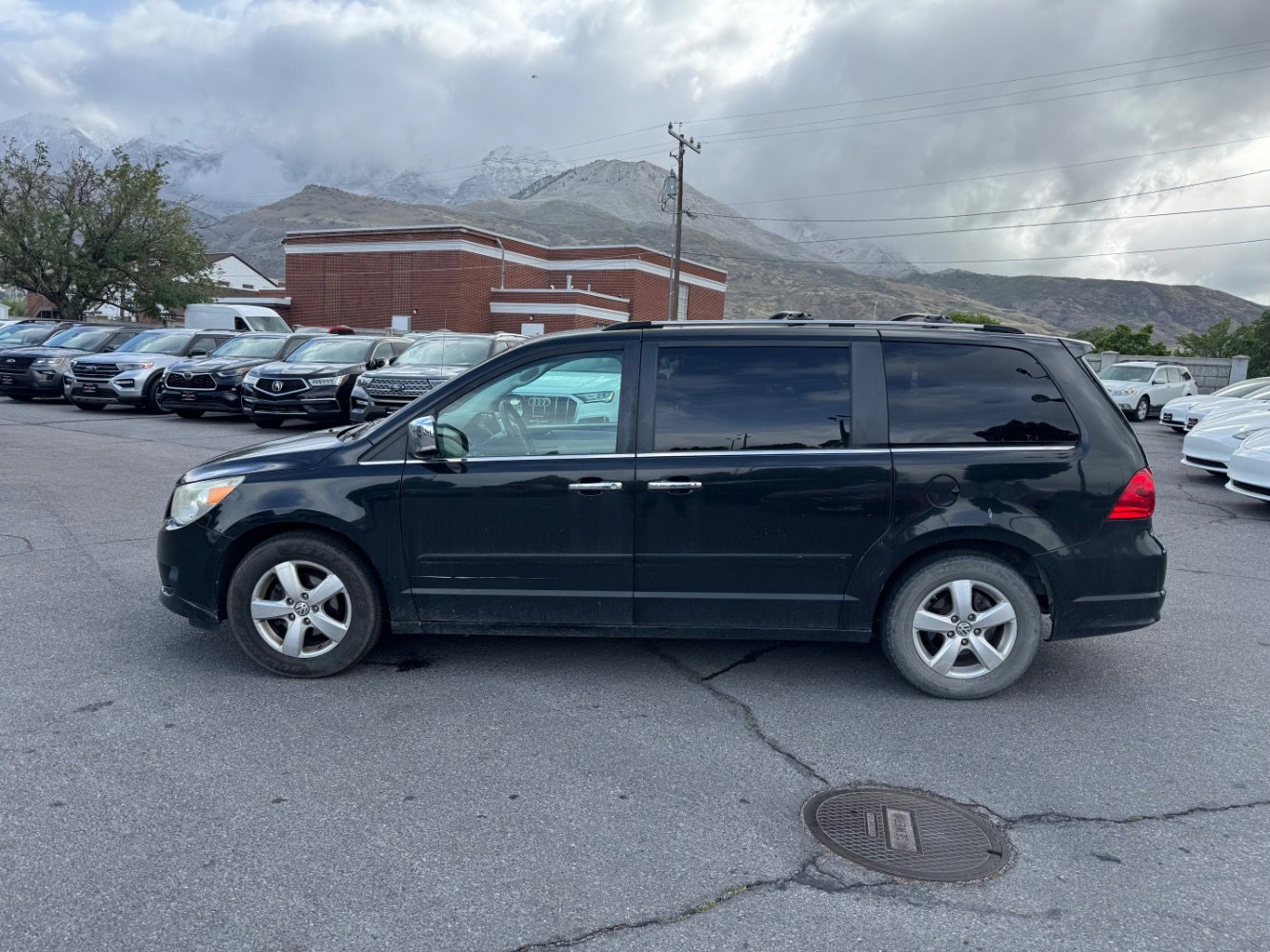 Used 2010 Volkswagen Routan SEL Premium FWD image 2
