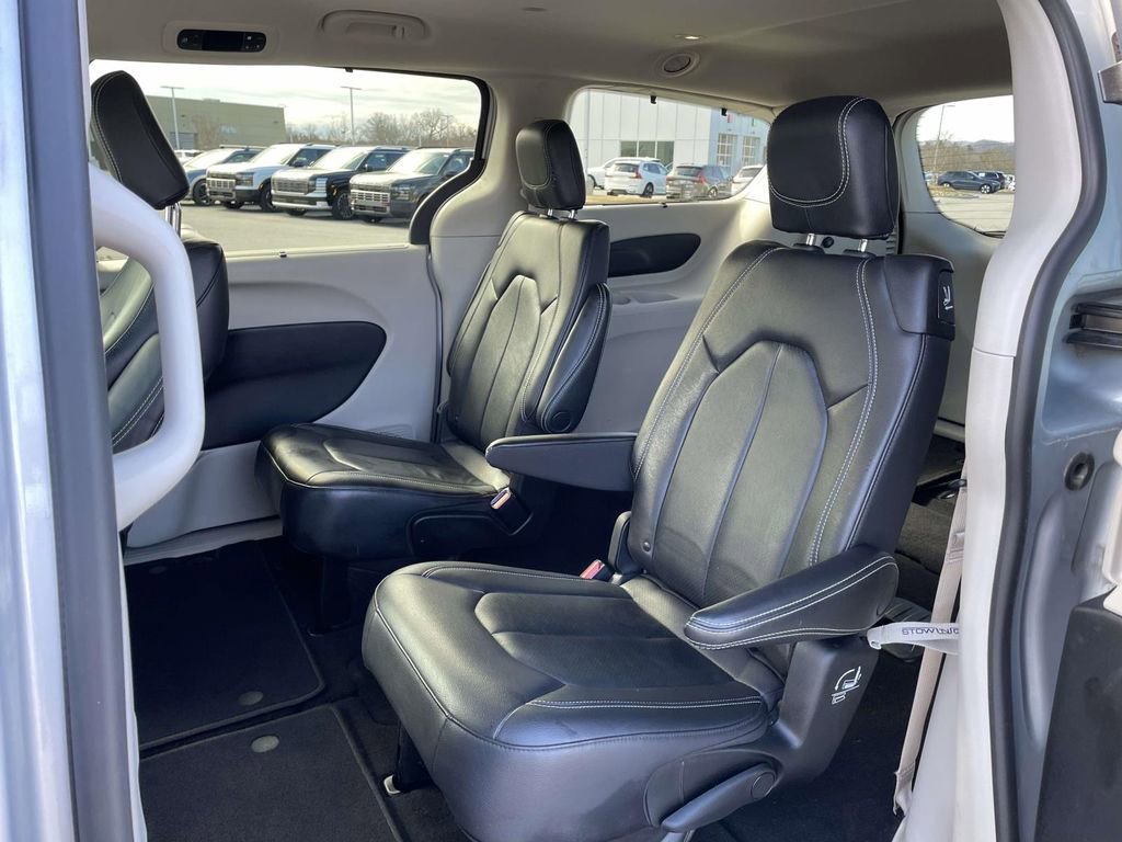 Used 2022 Chrysler Pacifica Touring-L image 3