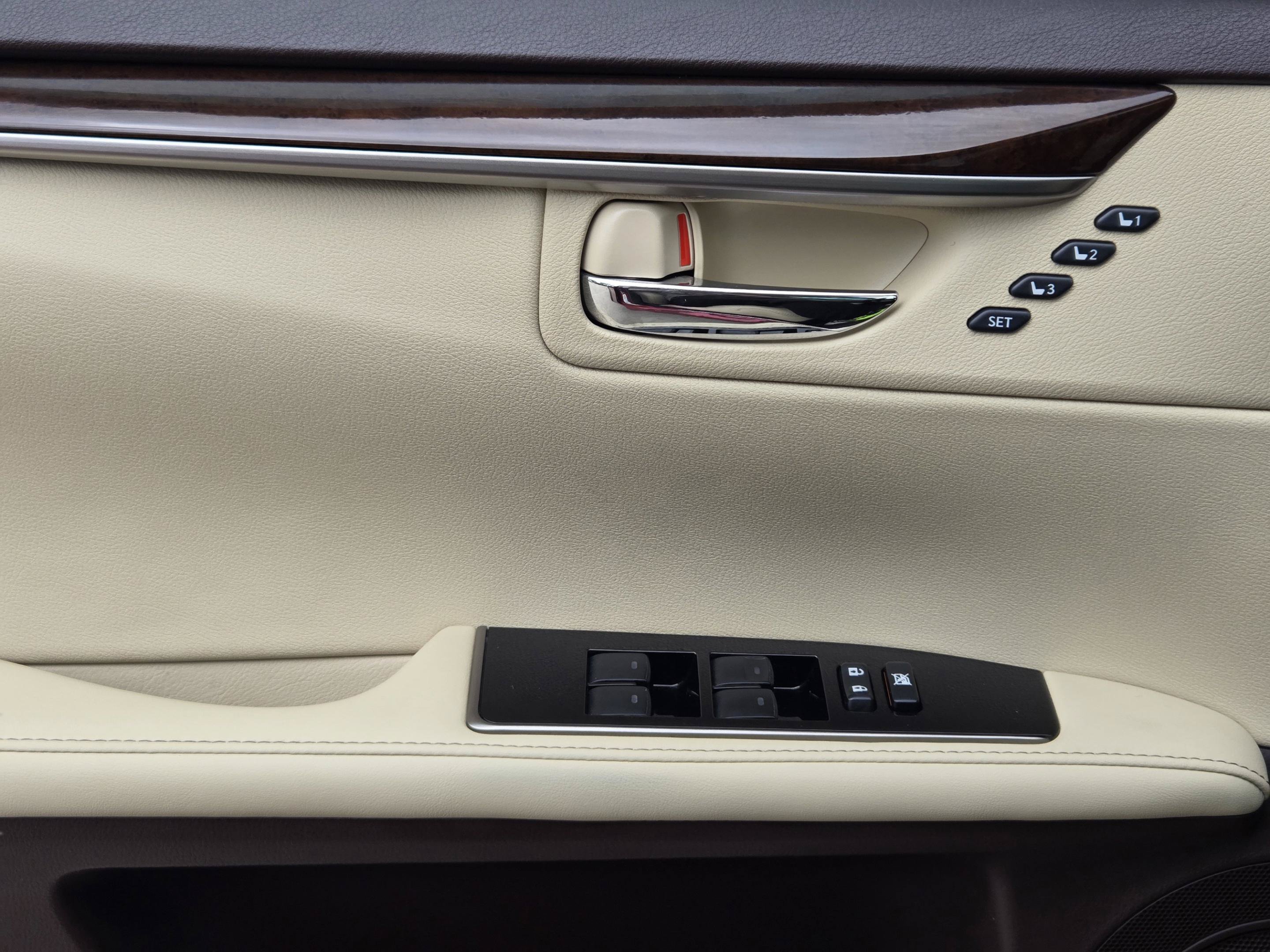 Used 2018 Lexus ES 350 w/ Luxury Package w/Wood Trim FWD image 22