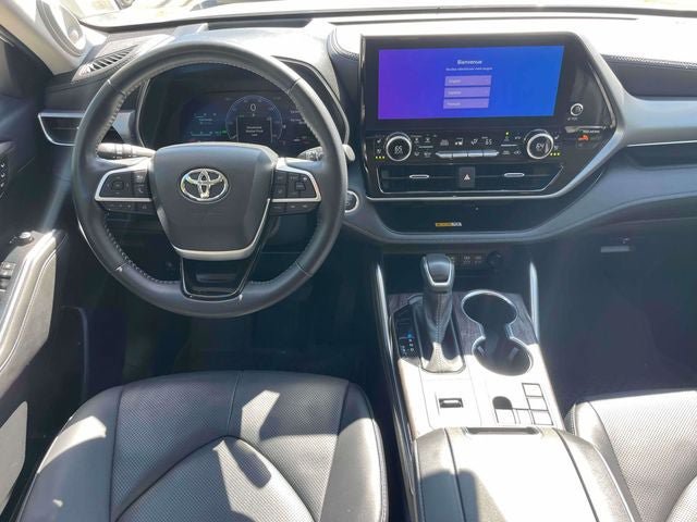 Used 2025 Toyota Highlander Platinum AWD/4WD image 16