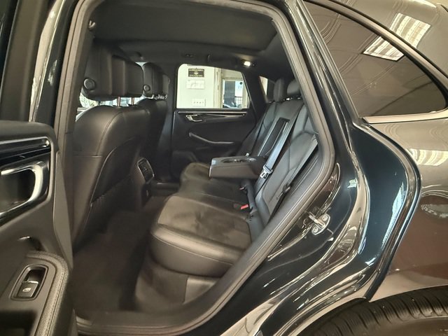 Used 2020 Porsche Macan AWD/4WD image 19