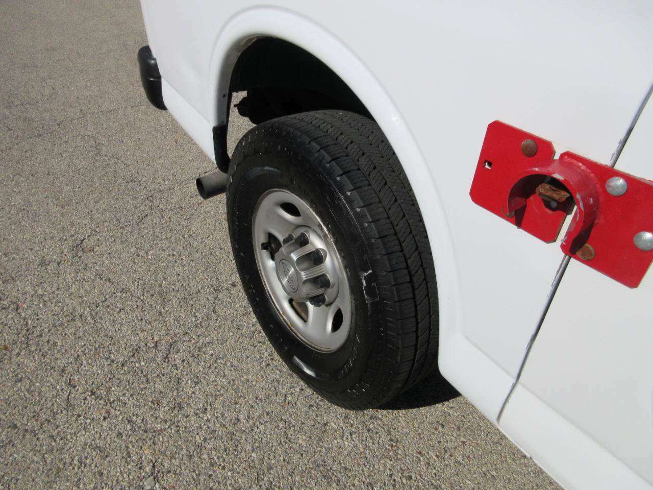 Used 2017 Chevrolet Express 2500 RWD image 17
