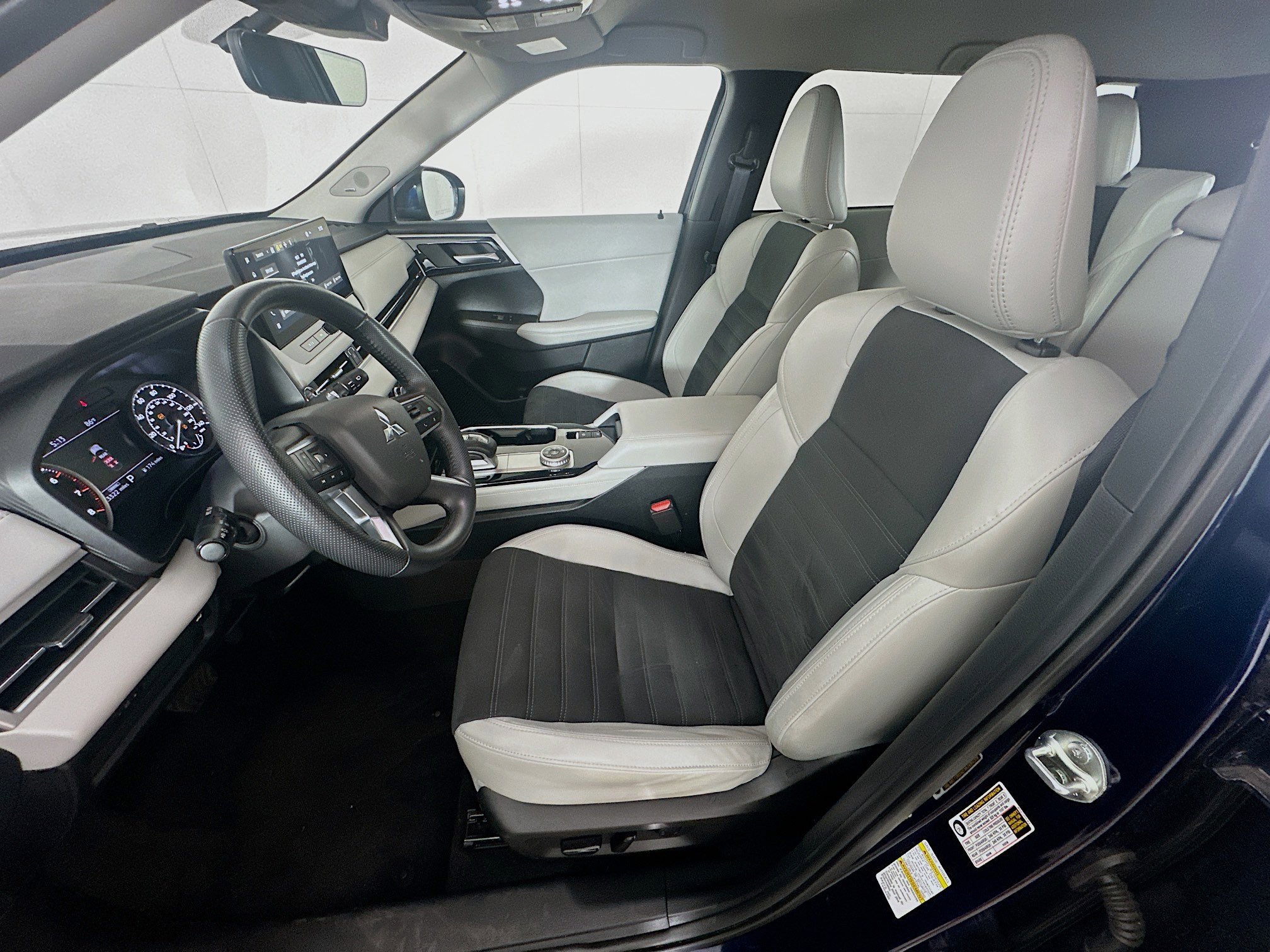 Used 2025 Mitsubishi Outlander SE image 13