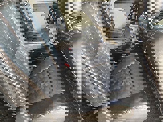 Used 2015 Chrysler Town & Country Touring w/ Driver Convenience Group image 8