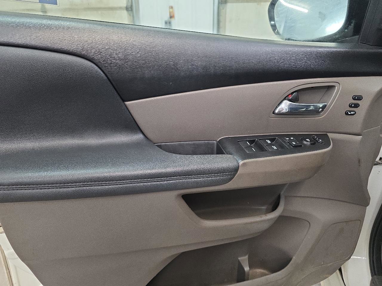Used 2016 Honda Odyssey Touring Elite image 26