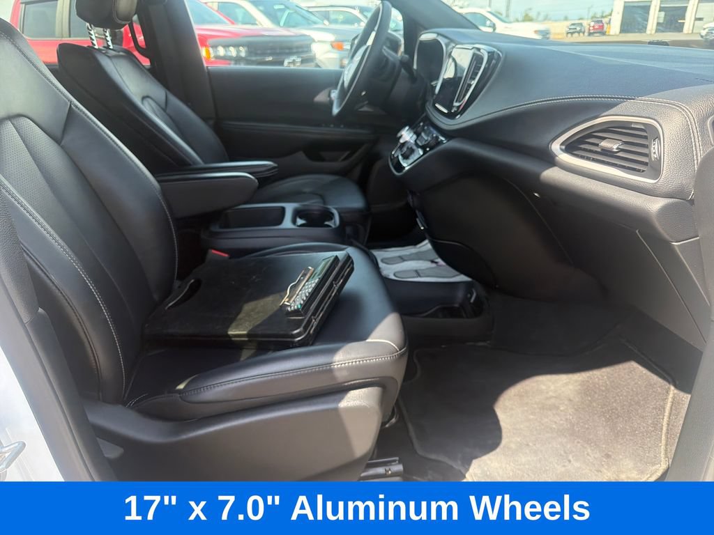Used 2025 Chrysler Pacifica Select FWD image 22