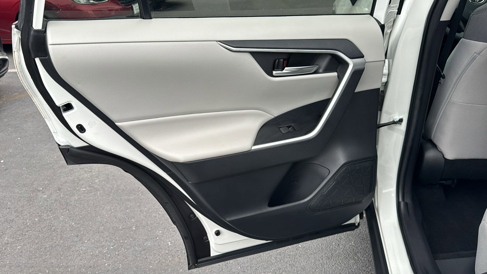 Used 2021 Toyota RAV4 XLE w/ Convenience Package FWD image 18