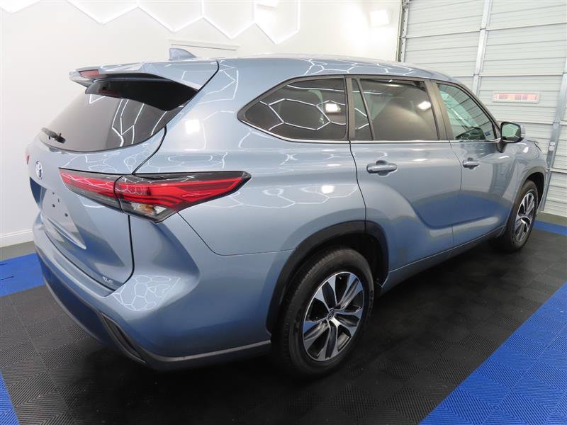 Used 2023 Toyota Highlander XLE FWD image 11