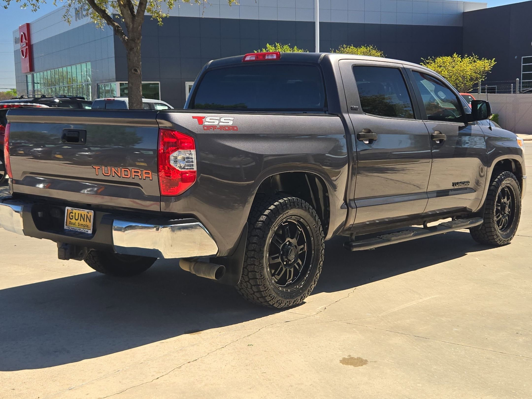 Used 2017 Toyota Tundra SR5 image 3