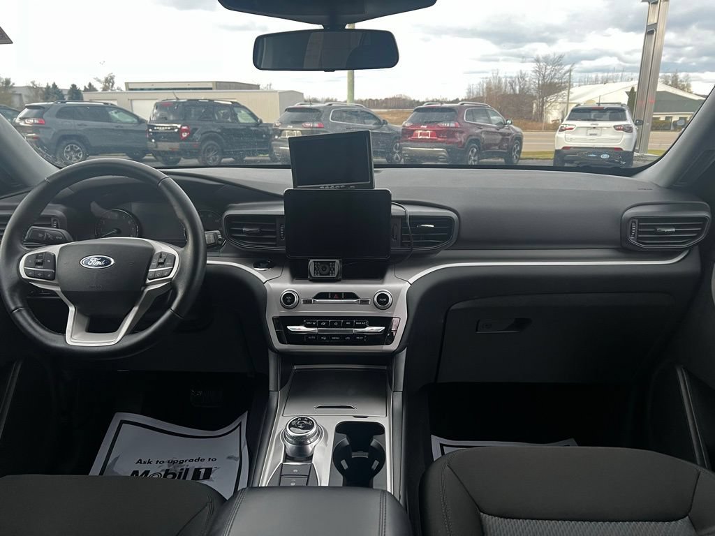 Used 2023 Ford Explorer XLT AWD/4WD image 25