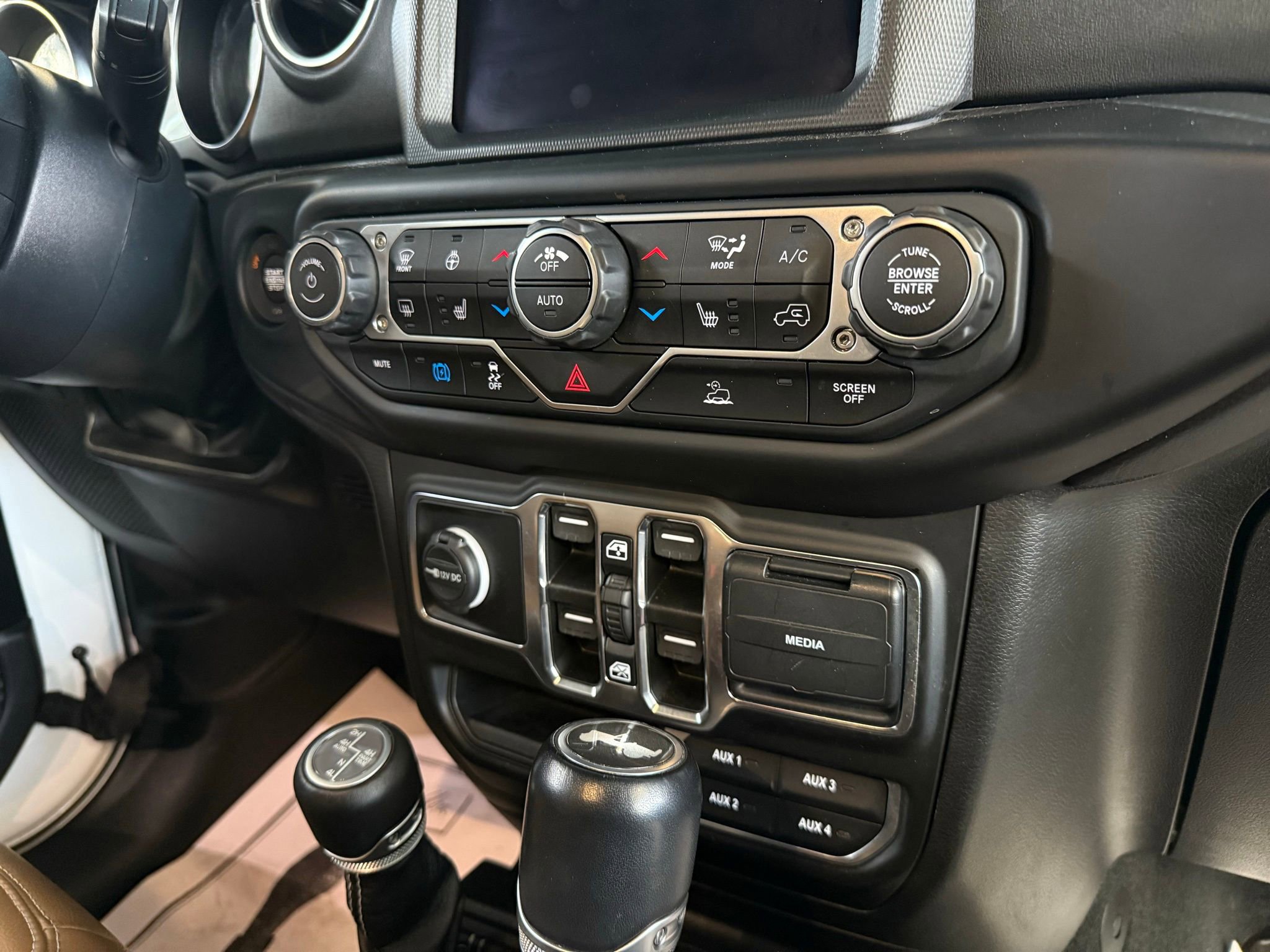 Used 2022 Jeep Wrangler Unlimited Sahara w/ Cold Weather Group image 28