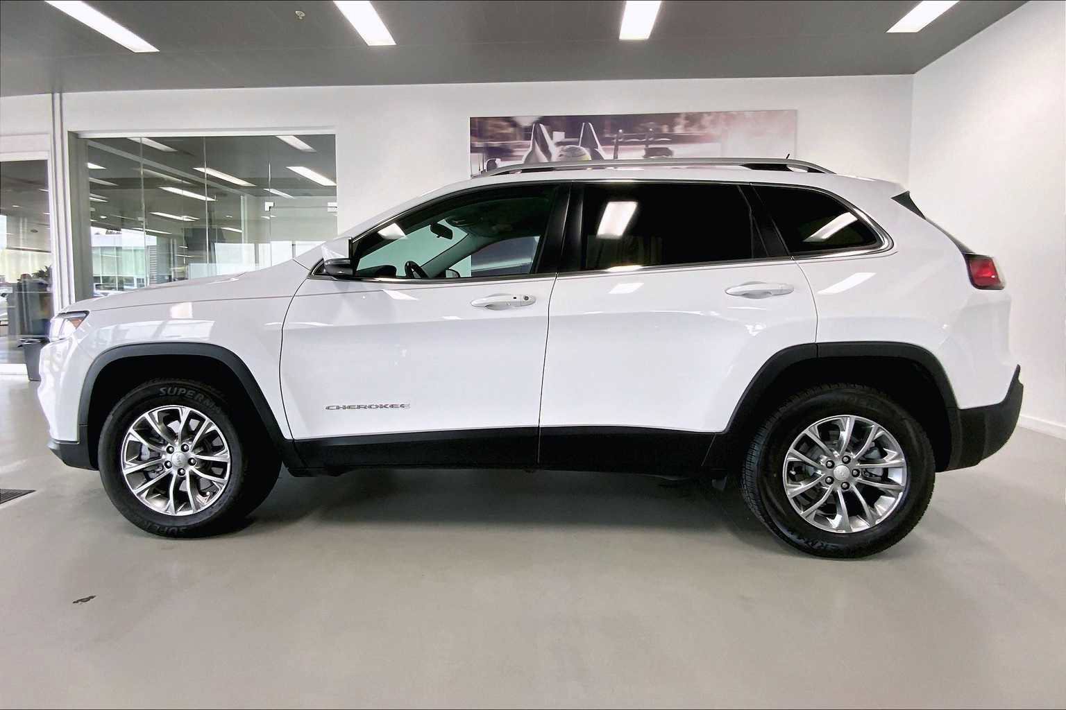 Used 2019 Jeep Cherokee Latitude Plus w/ Cold Weather Group image 3