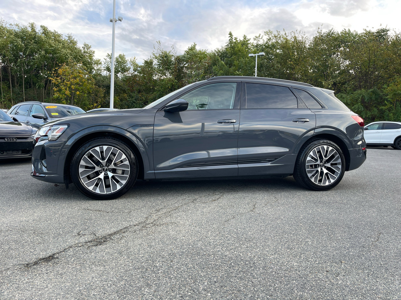 Used 2024 Audi Q8 e-tron Premium Plus w/ Premium Plus Package image 9