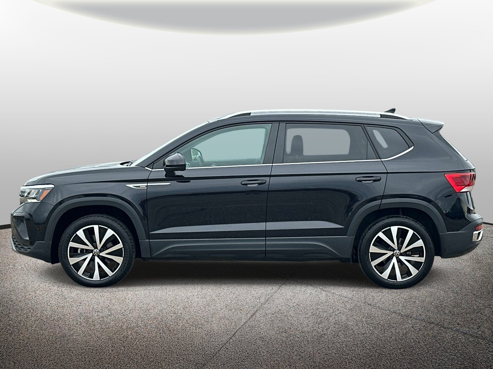 Used 2023 Volkswagen Taos SE FWD image 2