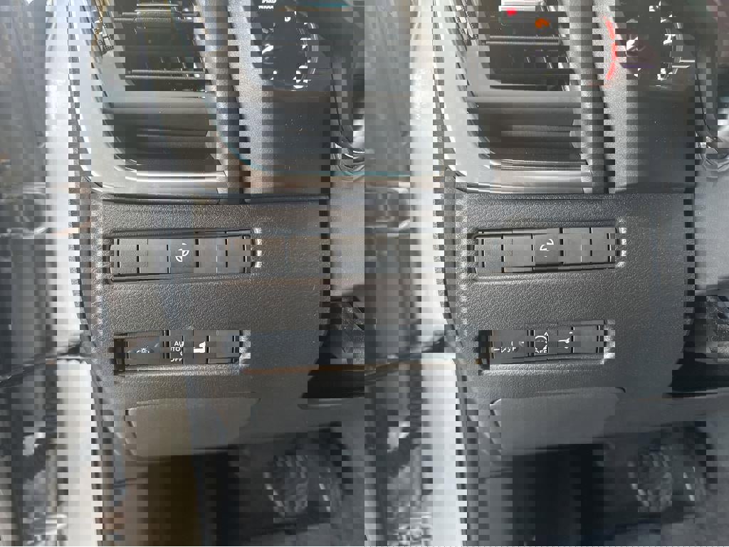 Used 2024 Nissan Rogue SV image 16