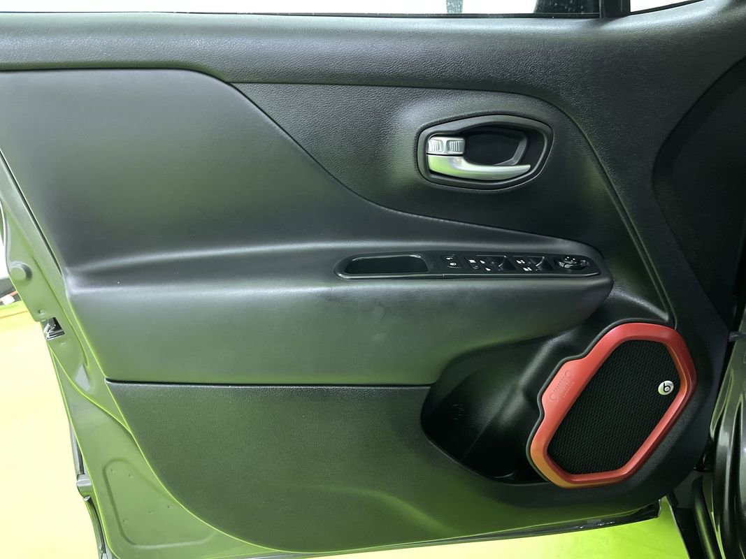 Used 2016 Jeep Renegade Trailhawk w/ Premium Trailhawk Package image 16