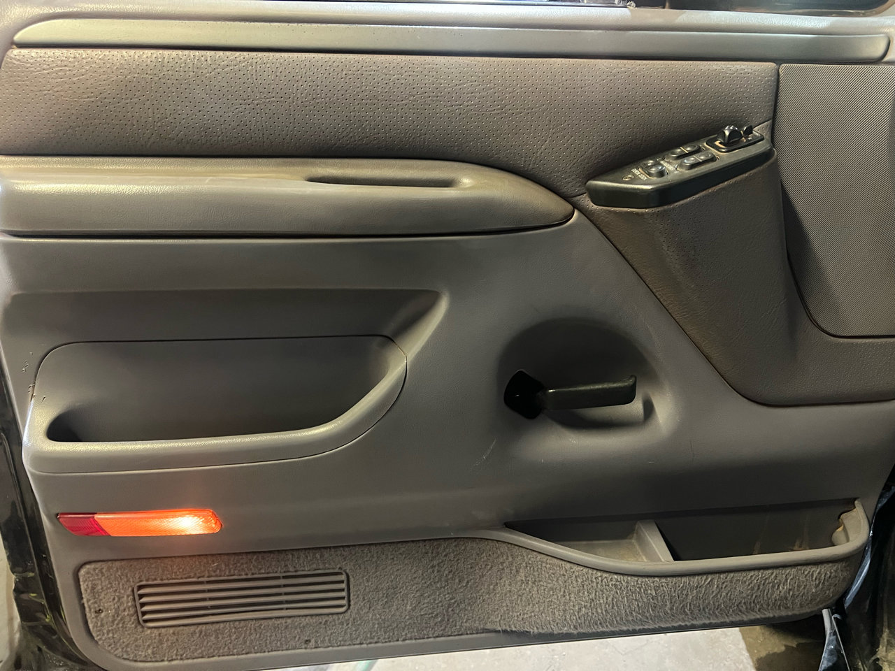 Used 1995 Ford Bronco XLT image 10