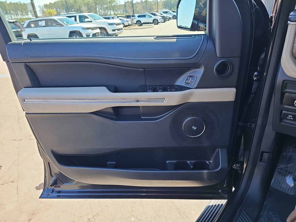 Used 2024 Ford Expedition Limited image 32