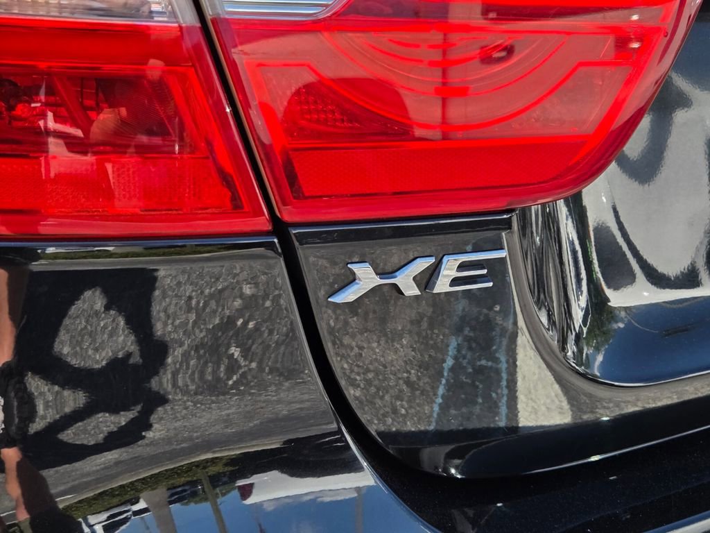 Used 2017 Jaguar XE Premium image 10