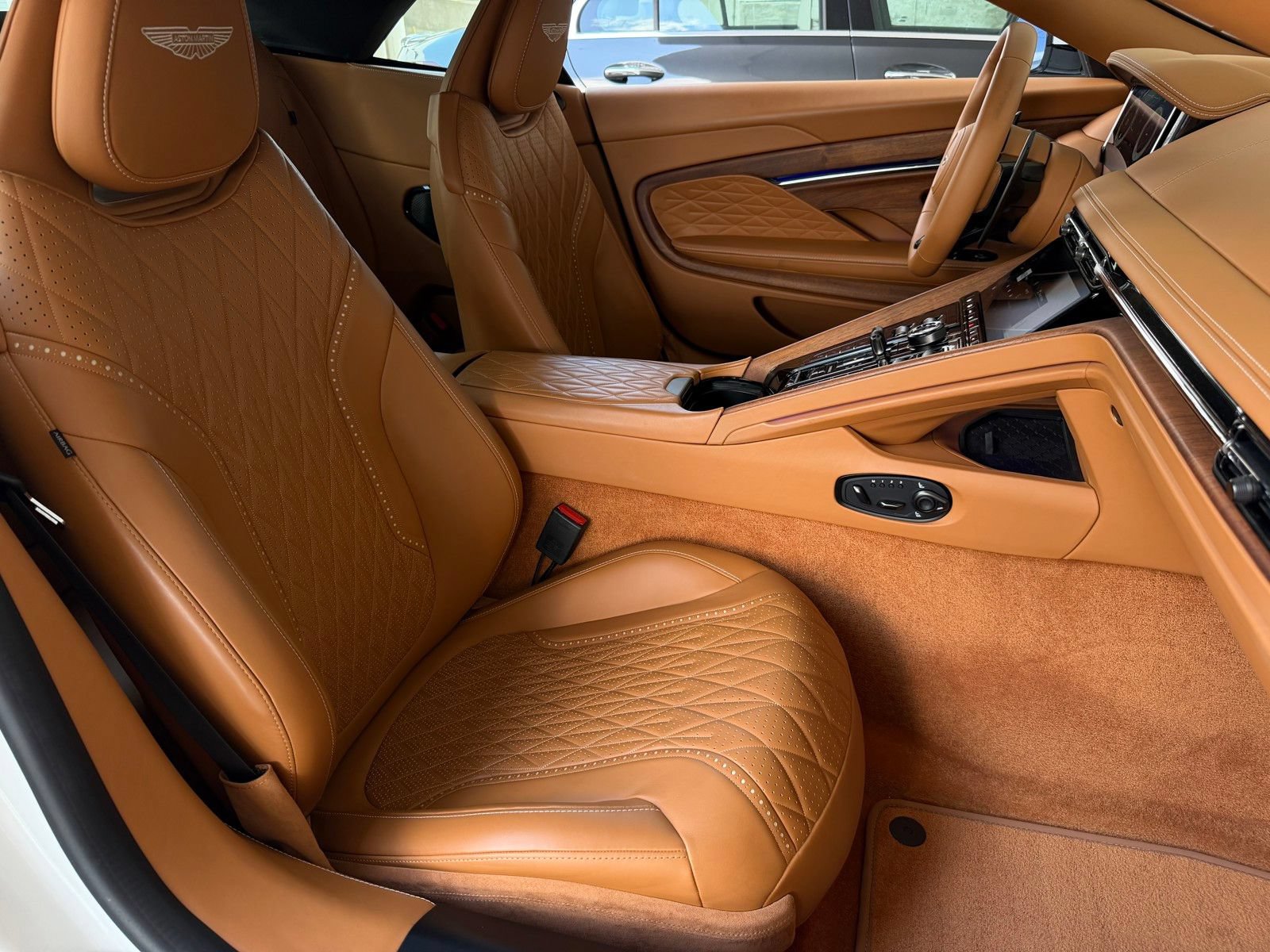 Used 2025 Aston Martin DB12 Convertible RWD image 18