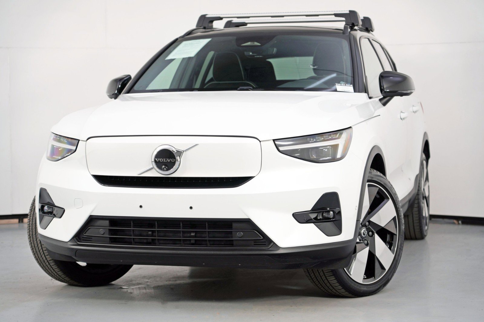 Used 2024 Volvo XC40 Recharge Plus w/ Protection Package Premier image 3