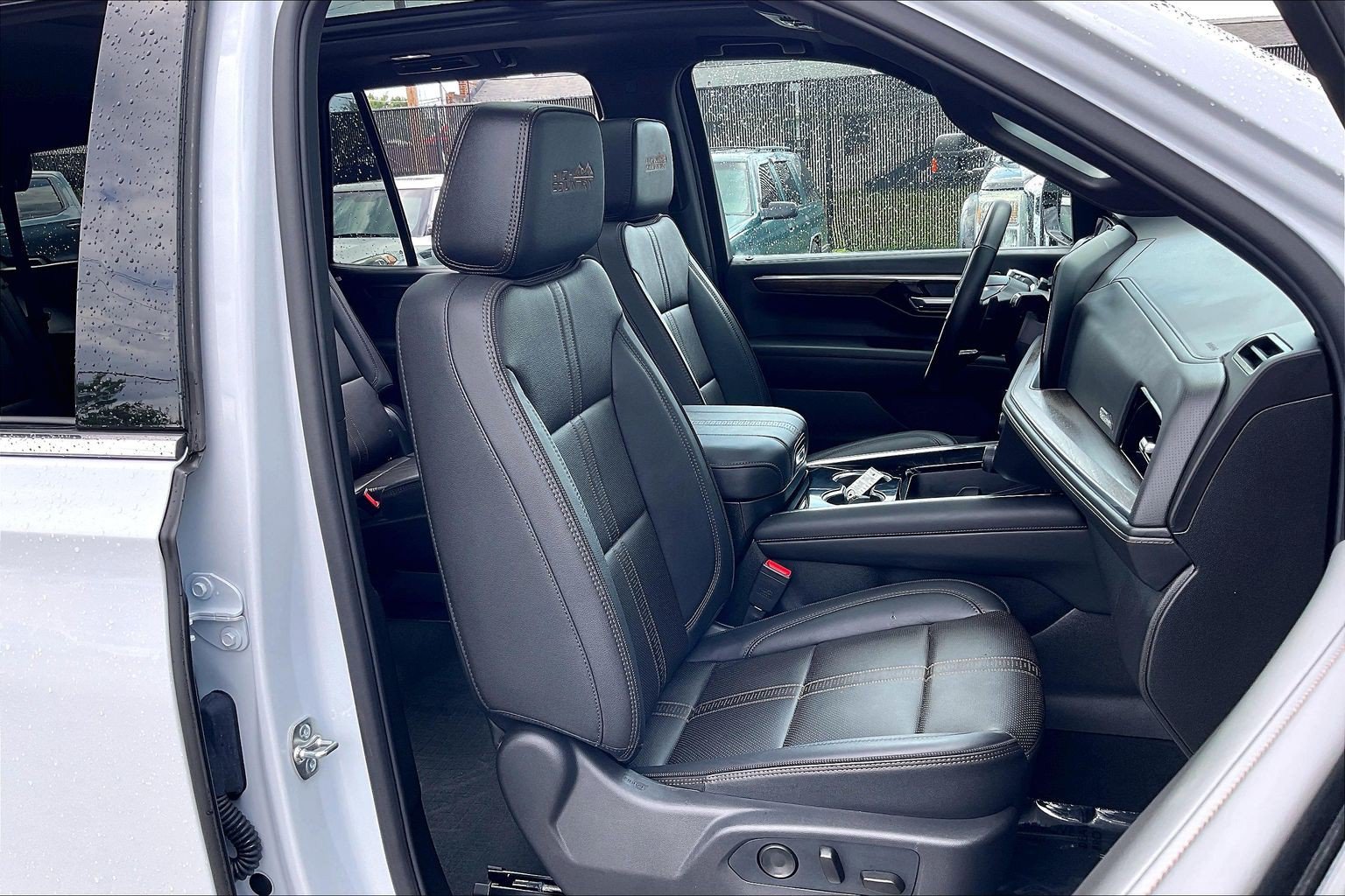 Used 2026 Chevrolet Tahoe High Country AWD/4WD image 9