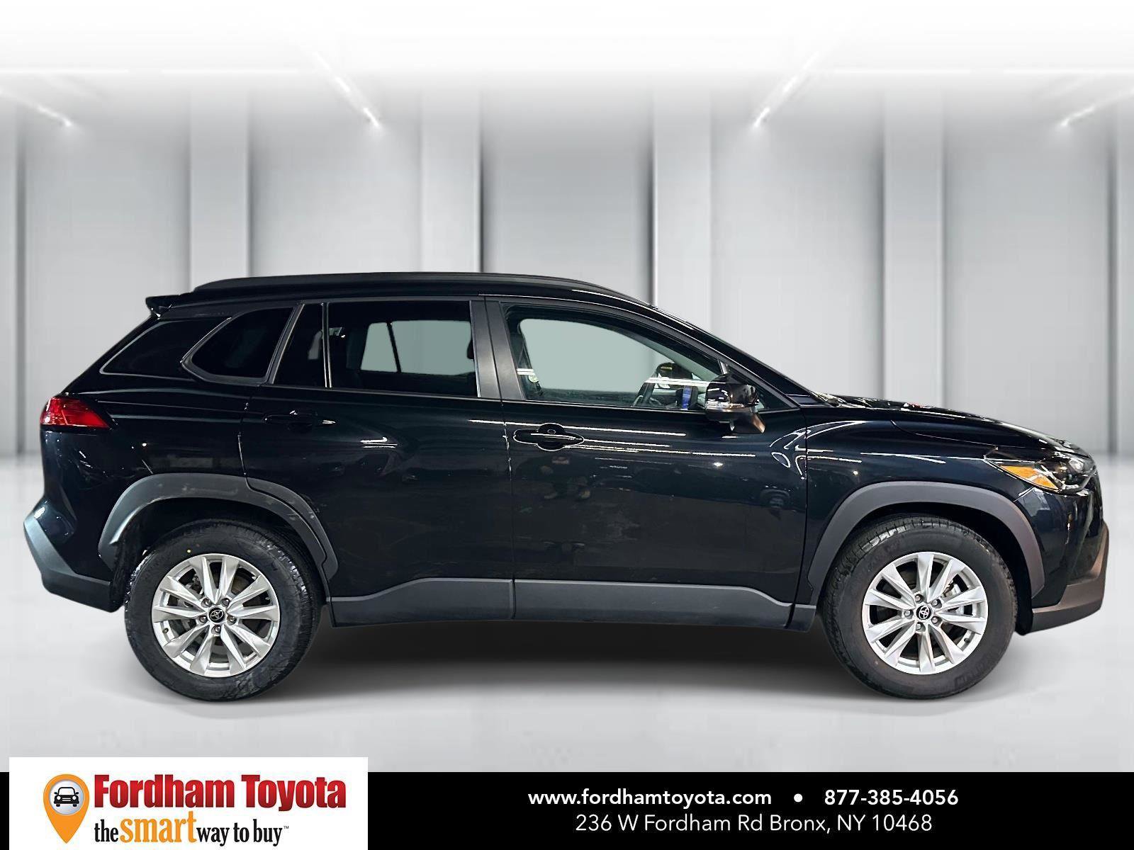 Used 2025 Toyota Corolla Cross LE image 2