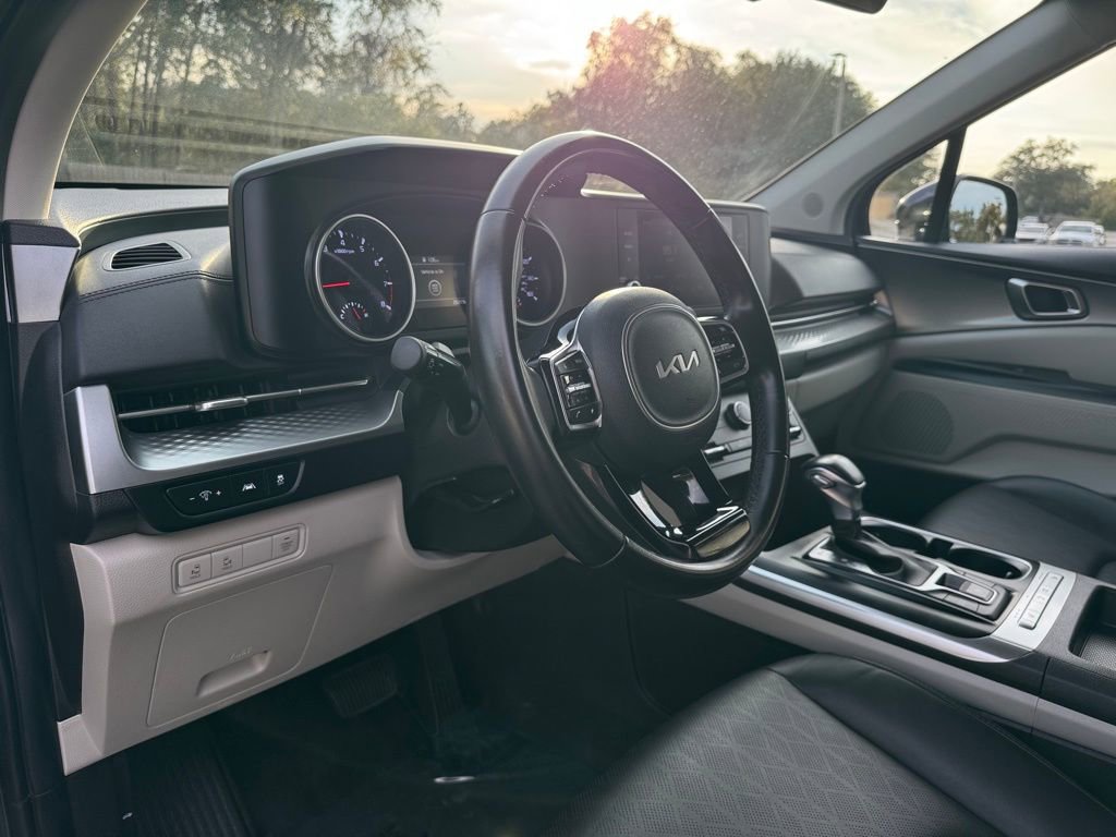 Used 2024 Kia Carnival LX image 30