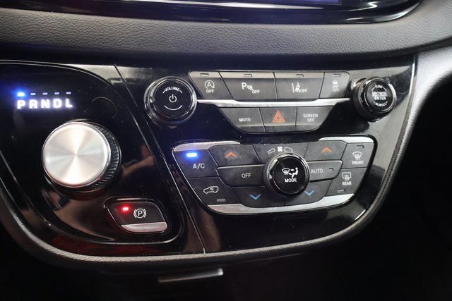 Used 2025 Chrysler Pacifica Select FWD image 19
