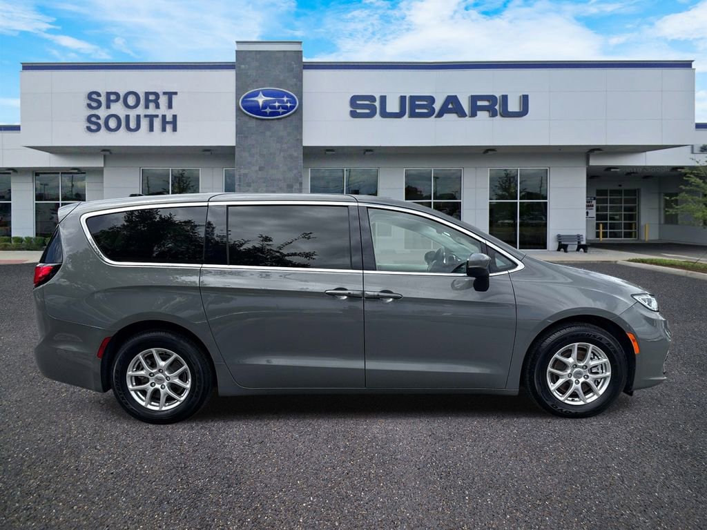 Used 2023 Chrysler Pacifica Touring-L FWD image 2
