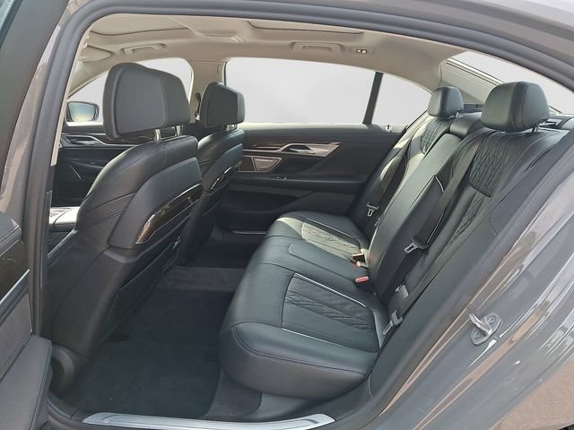 Used 2022 BMW 750i xDrive AWD/4WD image 12