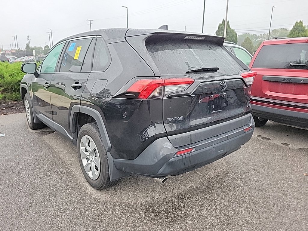 Used 2022 Toyota RAV4 LE AWD/4WD image 4