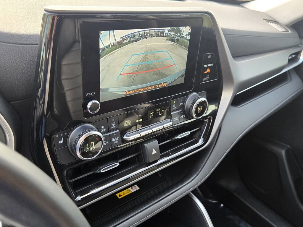 Used 2023 Toyota Highlander XLE FWD image 24