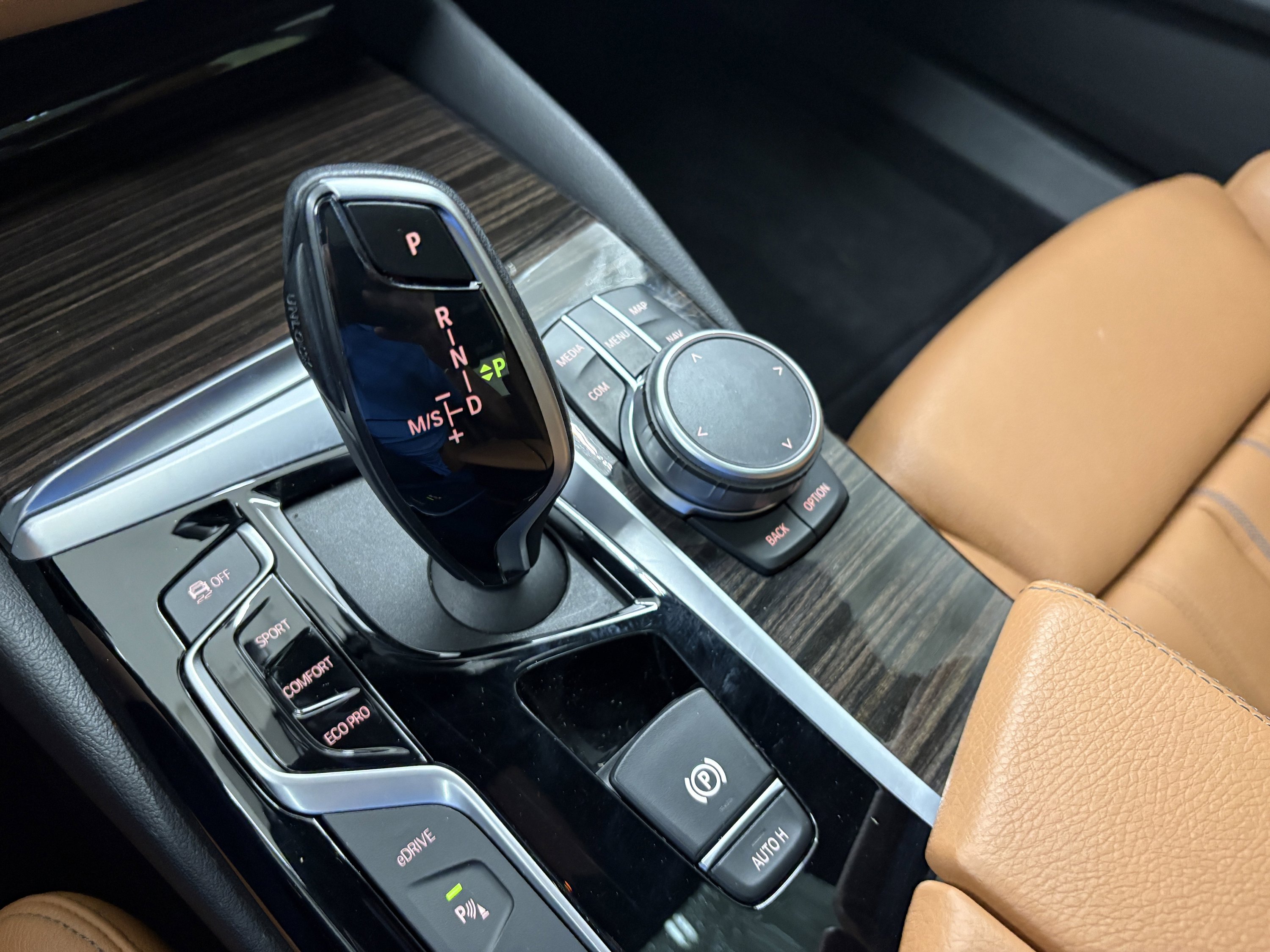 Used 2019 BMW 530e w/ Convenience Package image 25