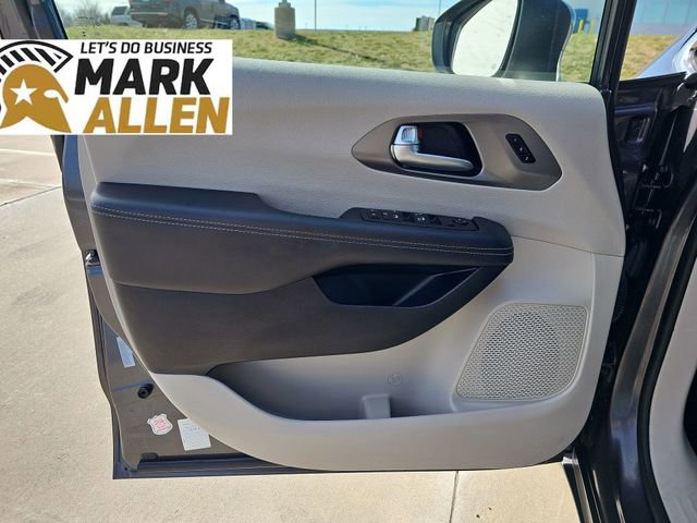 Used 2023 Chrysler Pacifica Touring-L FWD image 21