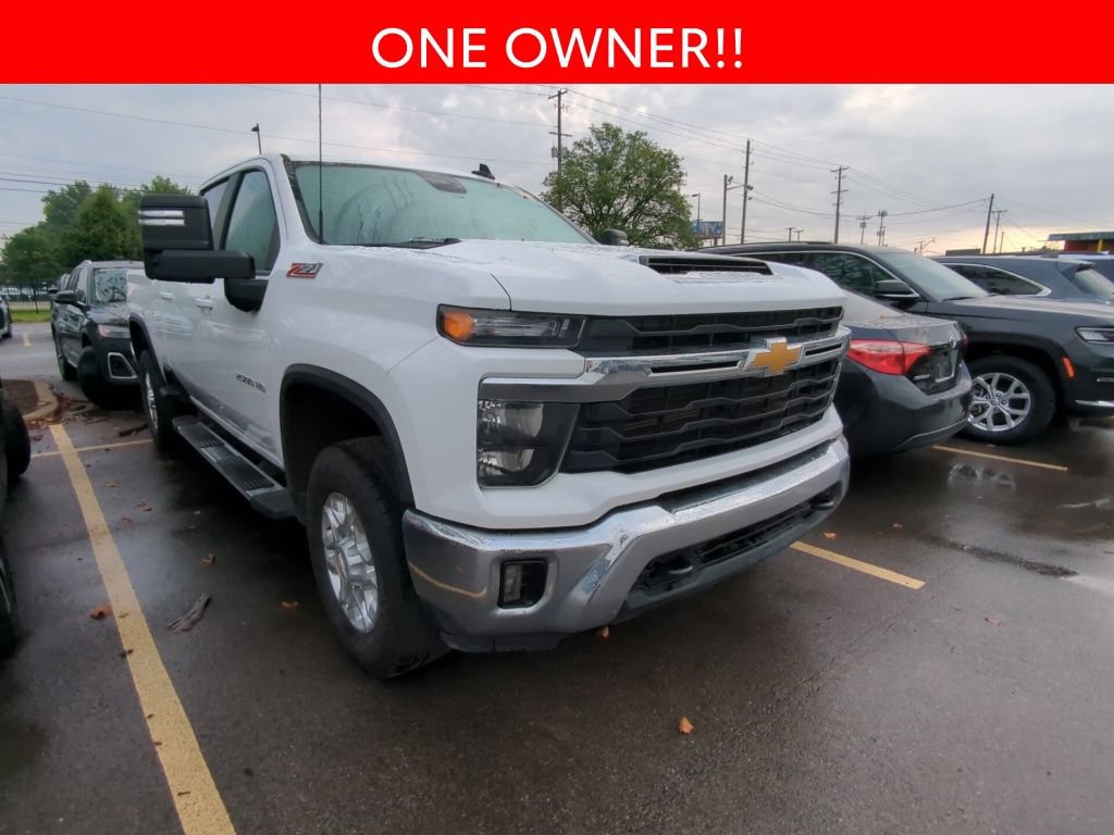 Used 2024 Chevrolet Silverado 2500 LT AWD/4WD image 3