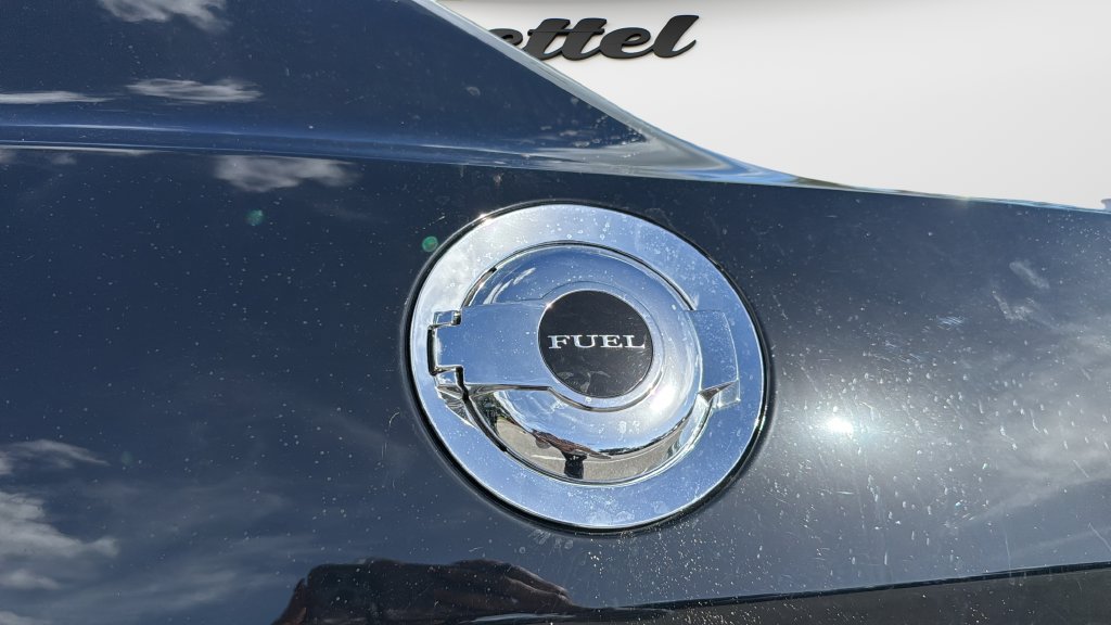 Used 2015 Dodge Challenger SRT RWD image 39