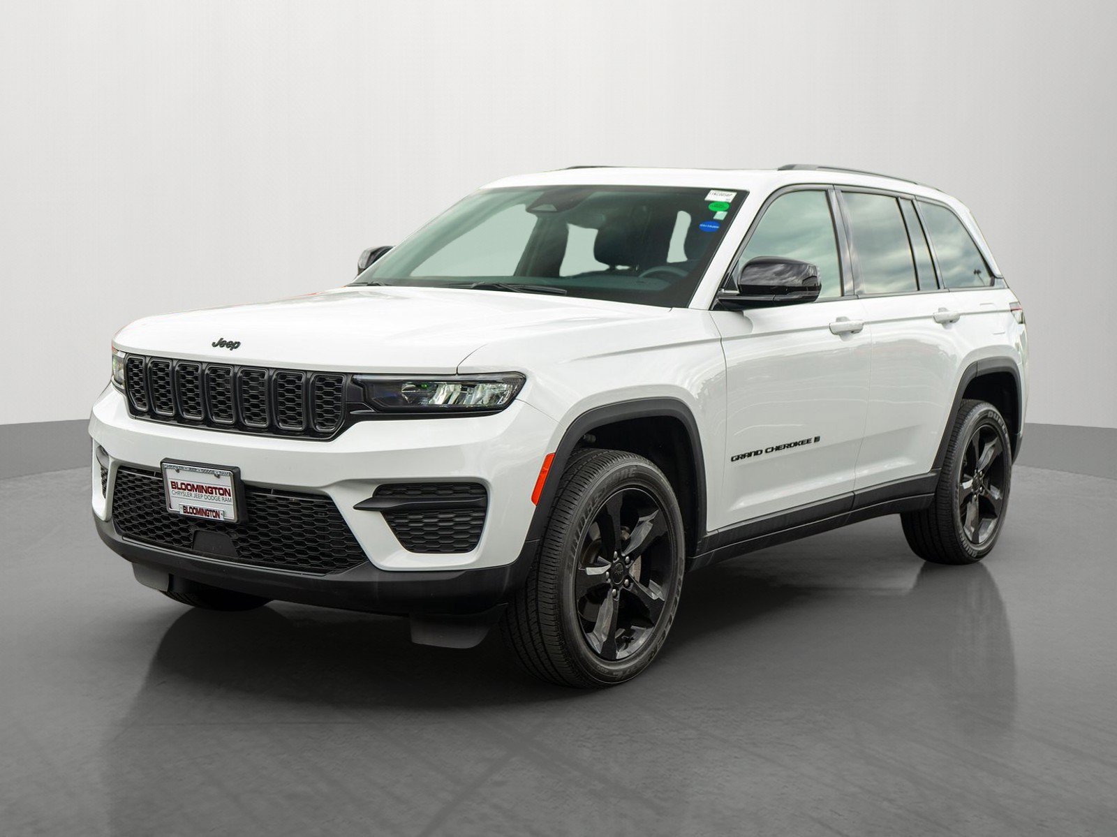 Used 2024 Jeep Grand Cherokee Altitude AWD/4WD image 3