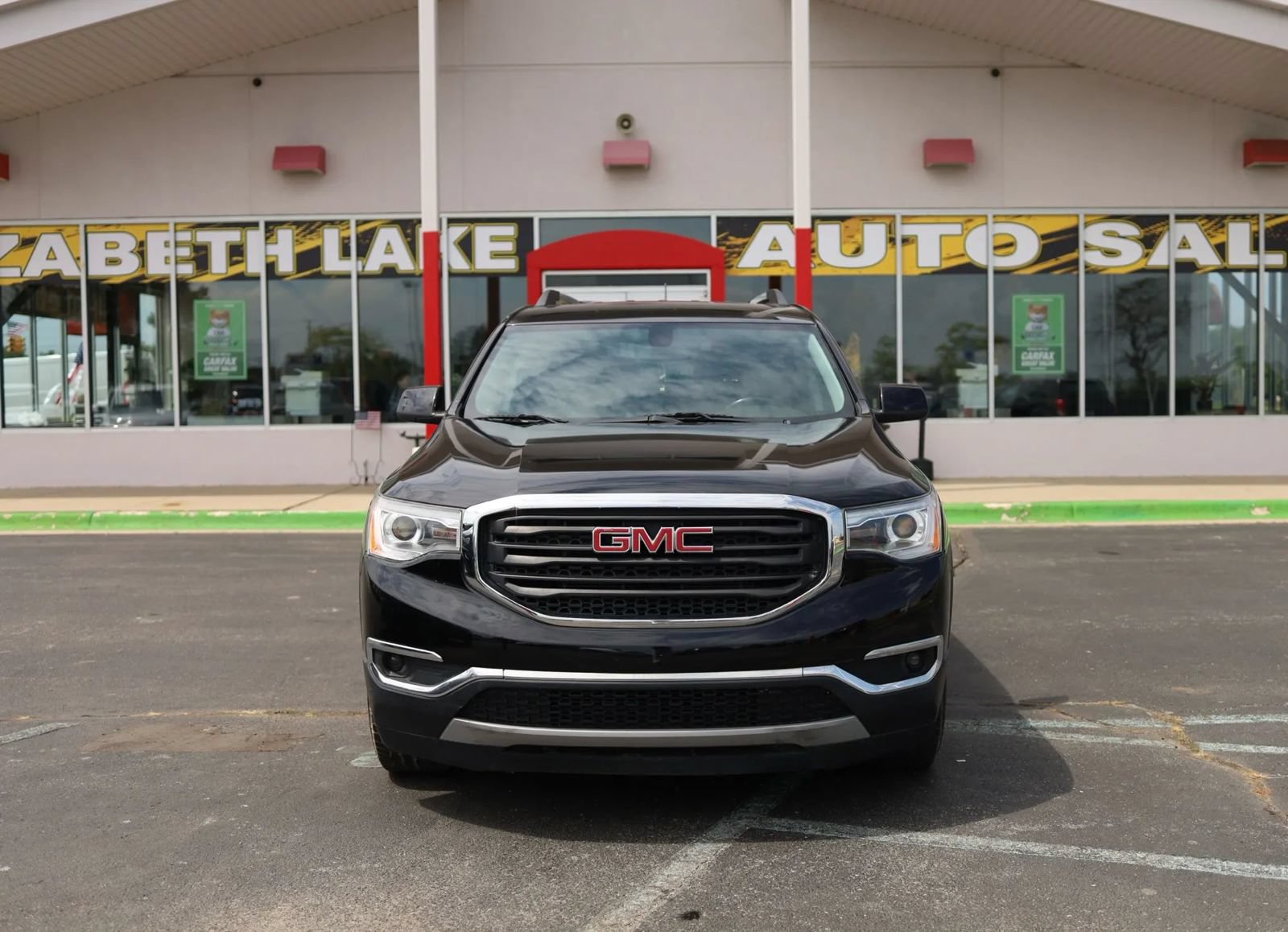 Used 2018 GMC Acadia SLE w/ LPO, Black Accent Package AWD/4WD image 2