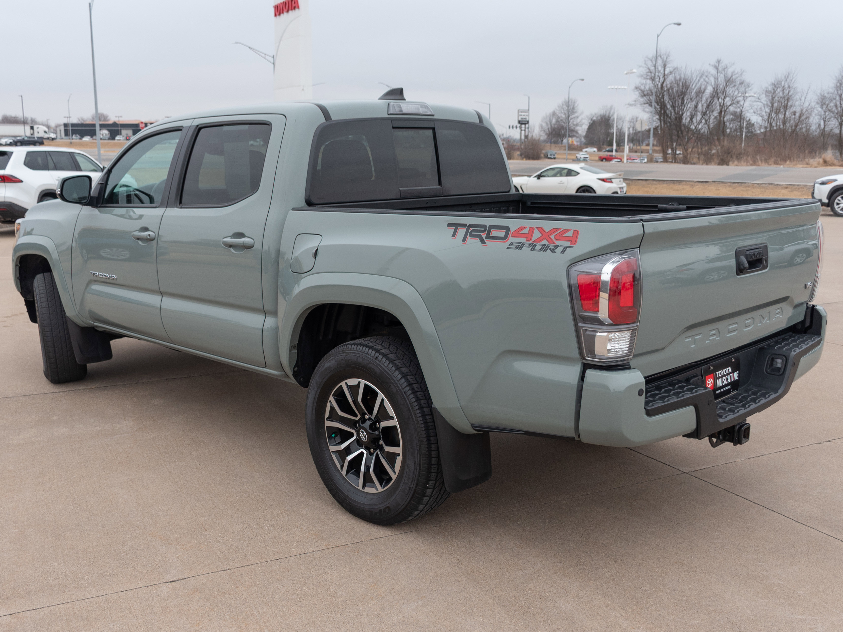 Used 2022 Toyota Tacoma TRD Sport w/ TRD Premium Sport Package AWD/4WD image 18