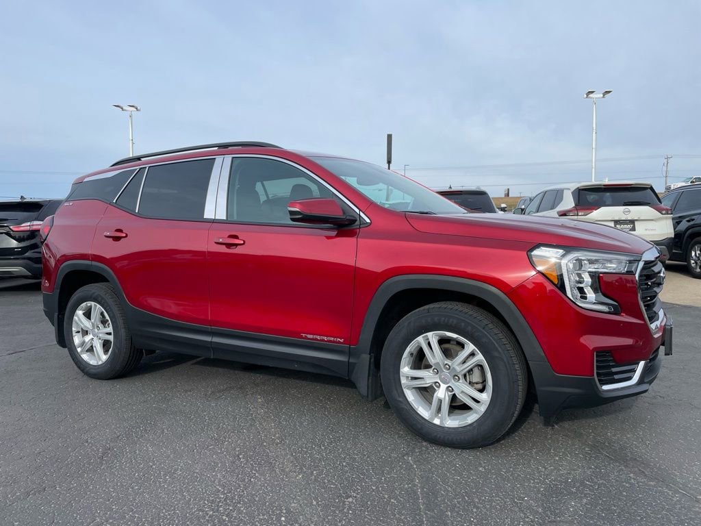 Used 2022 GMC Terrain SLE w/ Driver Convenience Package image 2