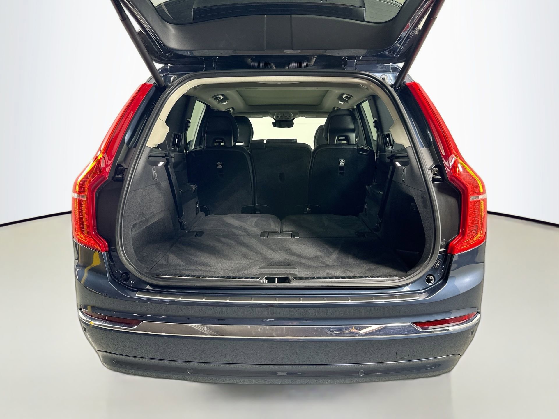 Used 2024 Volvo XC90 B6 Plus w/ Protection Package Premier image 27