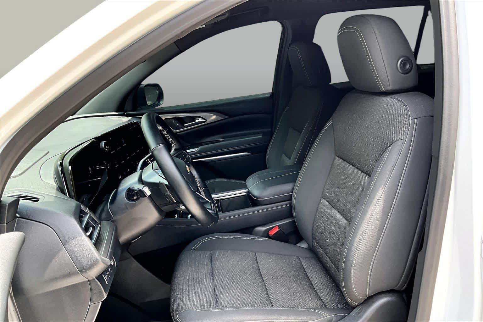 Used 2025 Chevrolet Traverse LT w/ Driver Confidence Package FWD image 8